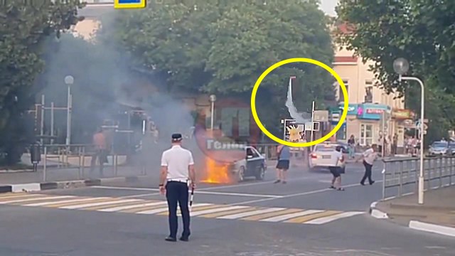 Un boulet fait tomber un extincteur en voulant éteindre le feu d'une voiture