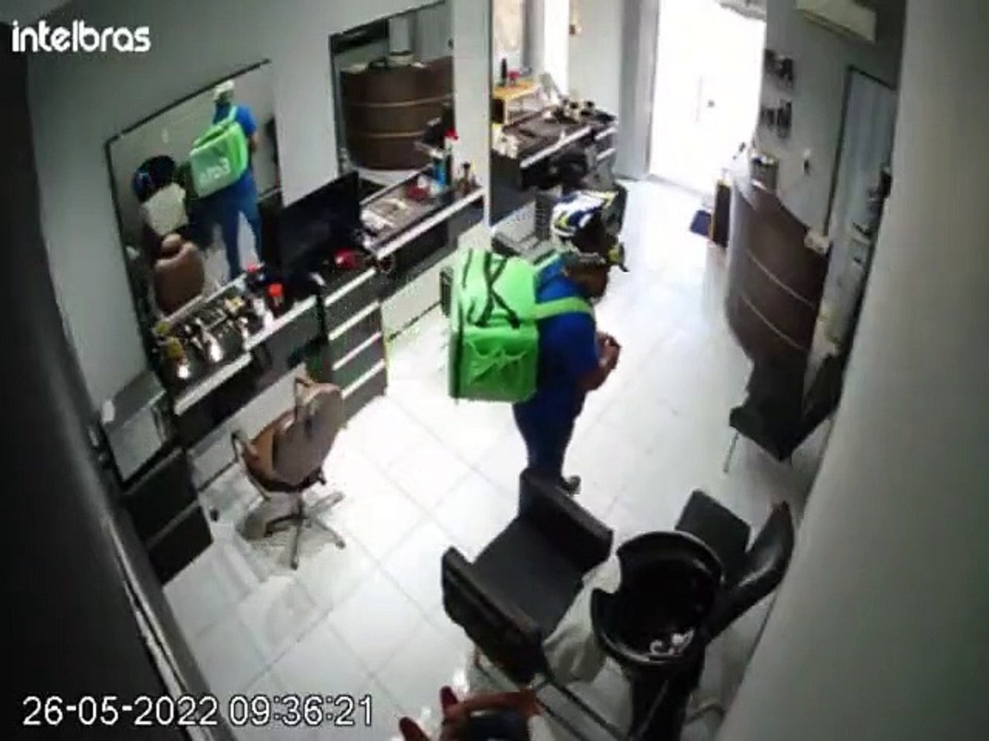 Criminoso invade barbearia e rende funcionários em Fortaleza - Vídeo  Dailymotion