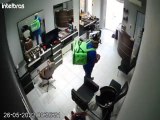 Criminoso invade barbearia e rende funcionários em Fortaleza