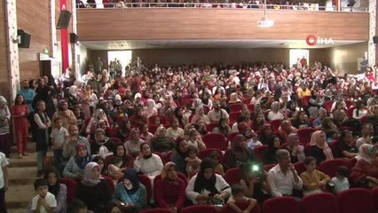 Gösterilerini sergileyen minik öğrenciler sahnede kep attı