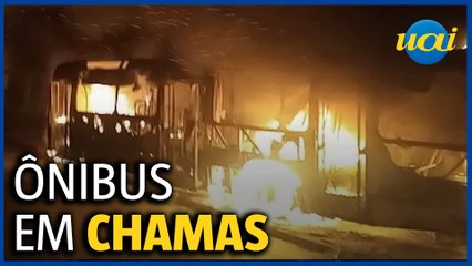 Ônibus é incendiado em Neves e desce rua desgovernado
