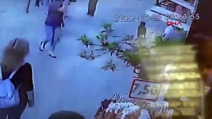 Köpeği araçların önüne atan kişiye meydan dayağı