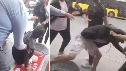 Fatih'te sokak köpeğini araçların önüne atan kişi, çevredekiler tarafından dövüldü