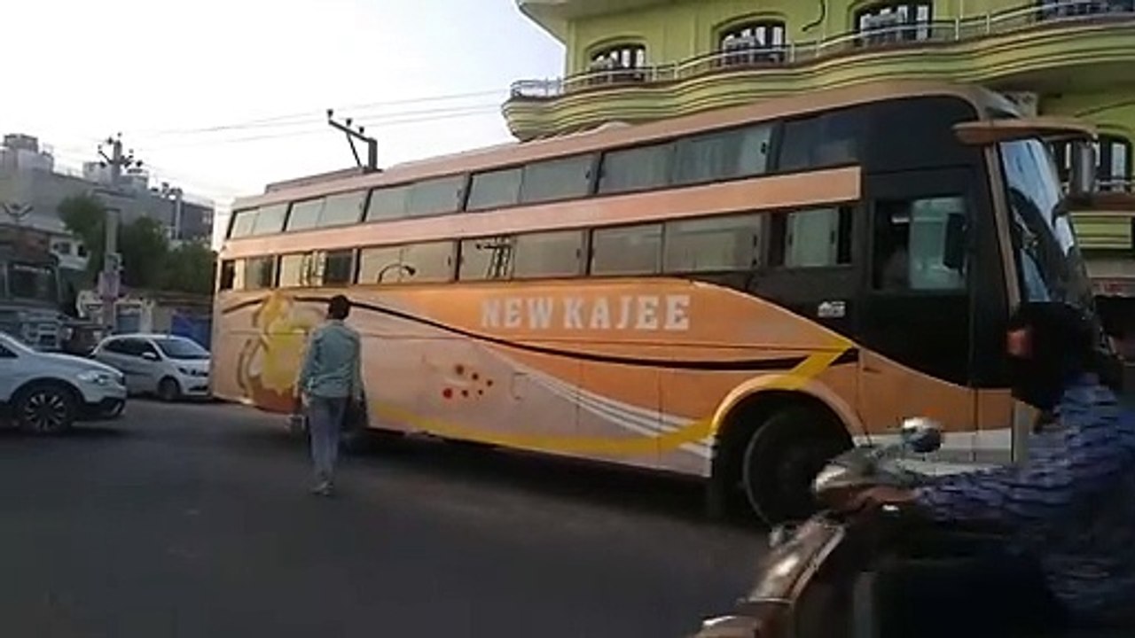 जालोर में निजी बस ऑपरेटर्स ने मैन रोड को ही बना दिया पार्किंग स्पेस, नतीजा ट्रेफिक व्यवस्था गड़बड़ाई