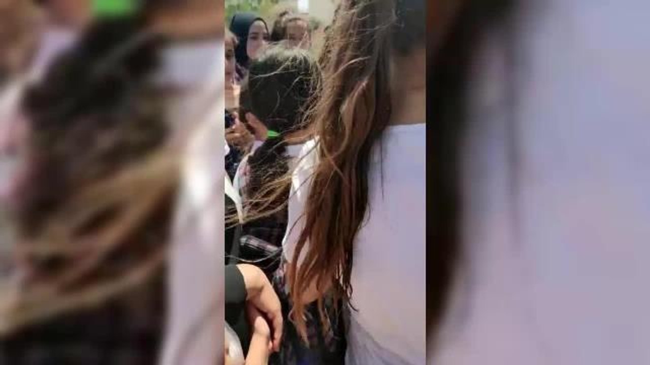 İzmir'de "Okul Müdürü Öğretmeni Darp Etti" İddiası. Üç Sendikadan Okul Önünde Açıklama: "Okul Müdürü Derhal Görevden El Çektirilmeli"