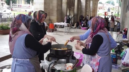 Cami avlusunda hayır için satışa sunulan ürünlere yoğun ilgi
