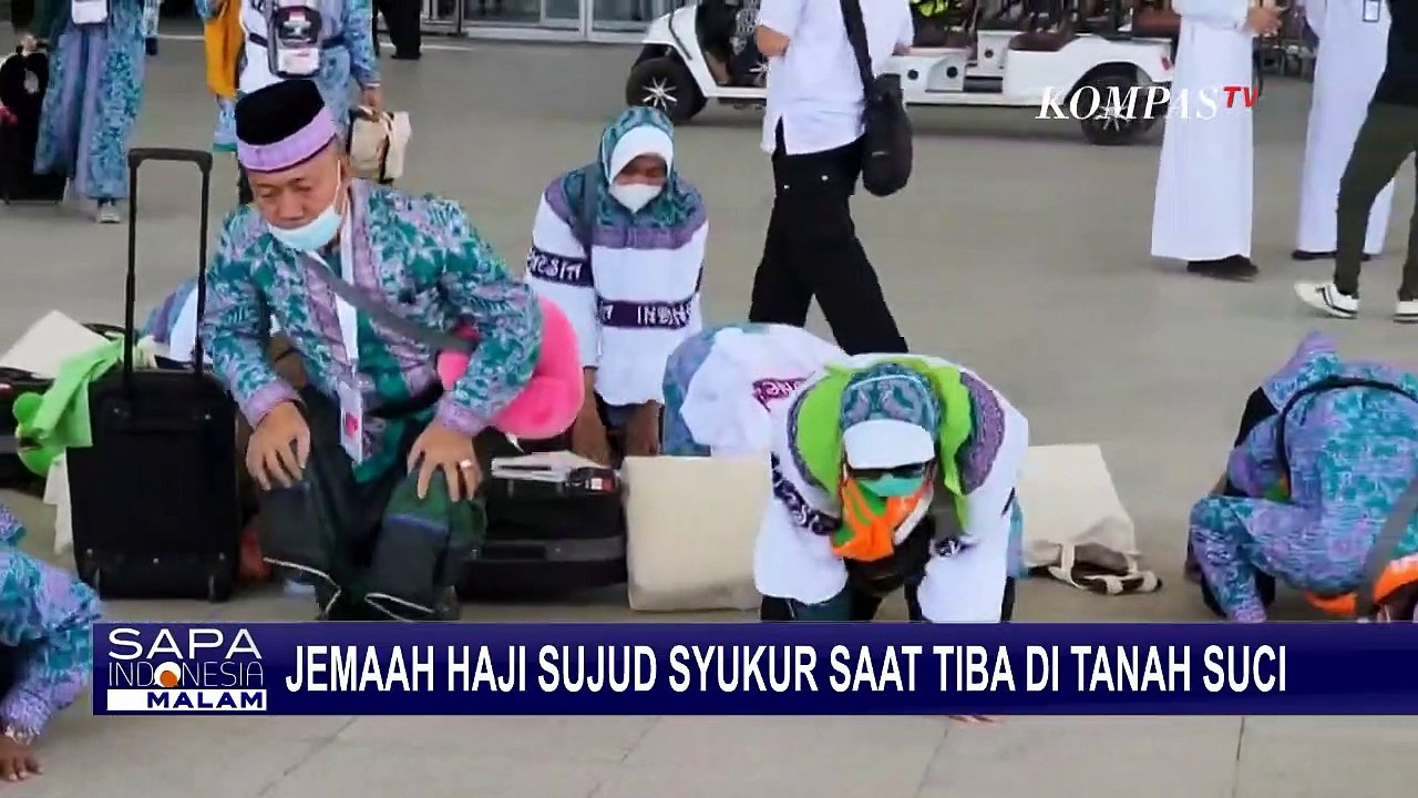 Sampai di Tanah Suci, Jemaah Haji Asal Indonesia Sujud Syukur Karena Terharu