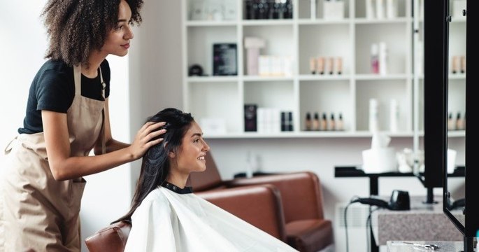 Australie : des salons de coiffure proposent à leurs clients de ne plus faire la conversation, une option bientôt en Europe ?