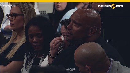 Las personas en la audiencia del 6 de enero se emocionan al ver videos de lo que sucedió ese día en el Capitolio.