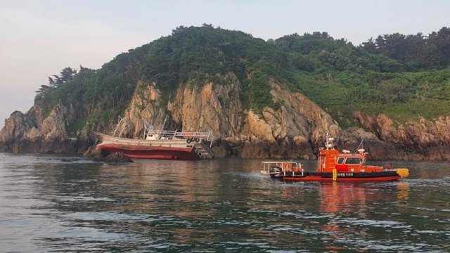 충남 태안 해상에서 어선 좌초...6명 구조 / YTN