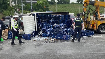 부산 승합차 추돌한 트럭서 맥주 수백상자 쏟아져 / YTN