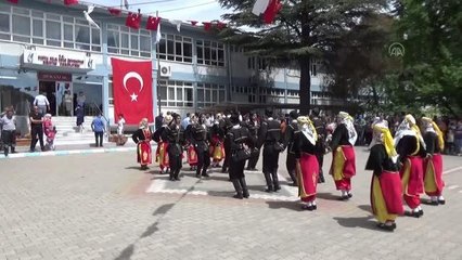 Üniversiteliler mezuniyet töreninde 500 metrelik Türk bayrağıyla yürüdü