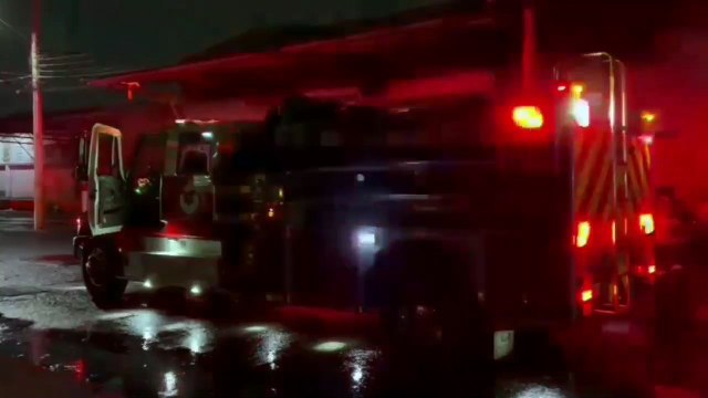 Una camioneta se incendio en la zona del Mercado de Abastos y por poco alcanza una bodega