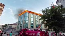 Küçükçekmece’de 5 katlı işyerinin çatısı alev alev yandı