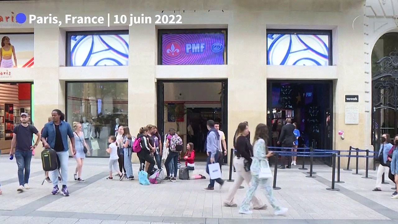 Zidane au PSG ? Réactions de supporters devant la boutique du club sur les Champs-Elysées