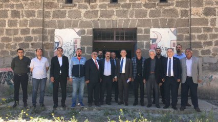 Hasarlı köy enstitüsü önünde CHP’den çağrı: Valiliğin bütçesi yetmiyorsa bizim belediyelerimiz gelir