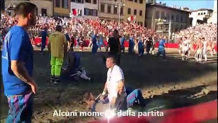 Video herunterladen: Firenze e il calcio storico, un momento della partita e la festa finale