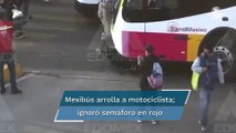 Motociclista se pasa el alto, es arrollado por un Mexibús y sobrevive