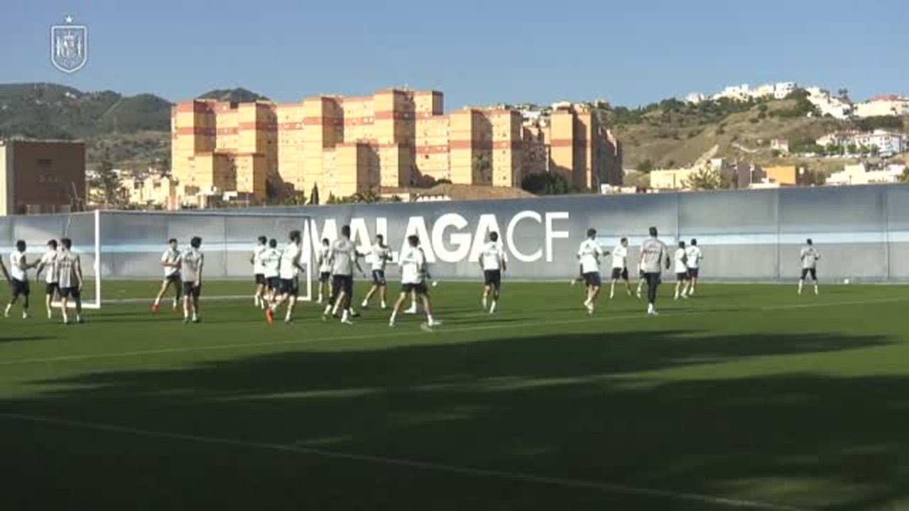 La selección española testa el césped de La Rosaleda