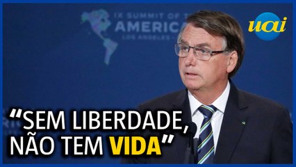 Bolsonaro defende liberdade e fala em democracia
