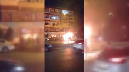 Bahçelievler'de seyir halindeyken alev alan taksi kullanılamaz hale geldi