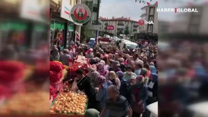 Akılalmaz görüntüler! Her şey indirimli şeker için...