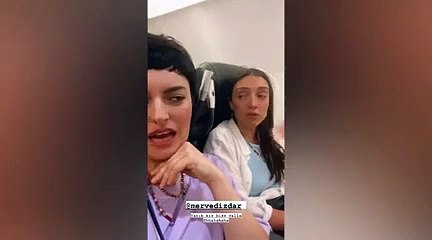 Ezgi Mola ve Merve Dizdar'dan uçakta ayak kokusuna parfümlü müdahale