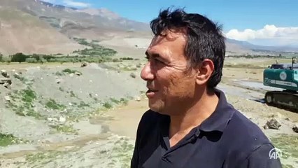 Erzincan'da selin 3 kilometre sürüklediği kamyonet hurdaya döndü