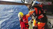Força Aérea resgata tripulante de veleiro à deriva. Veja as imagens