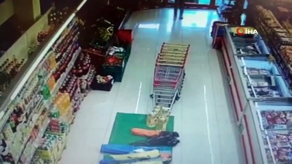 Bu kadarına da 'pes' artık! Marketten litrelerce yağ çaldılar: O anlar kamerada