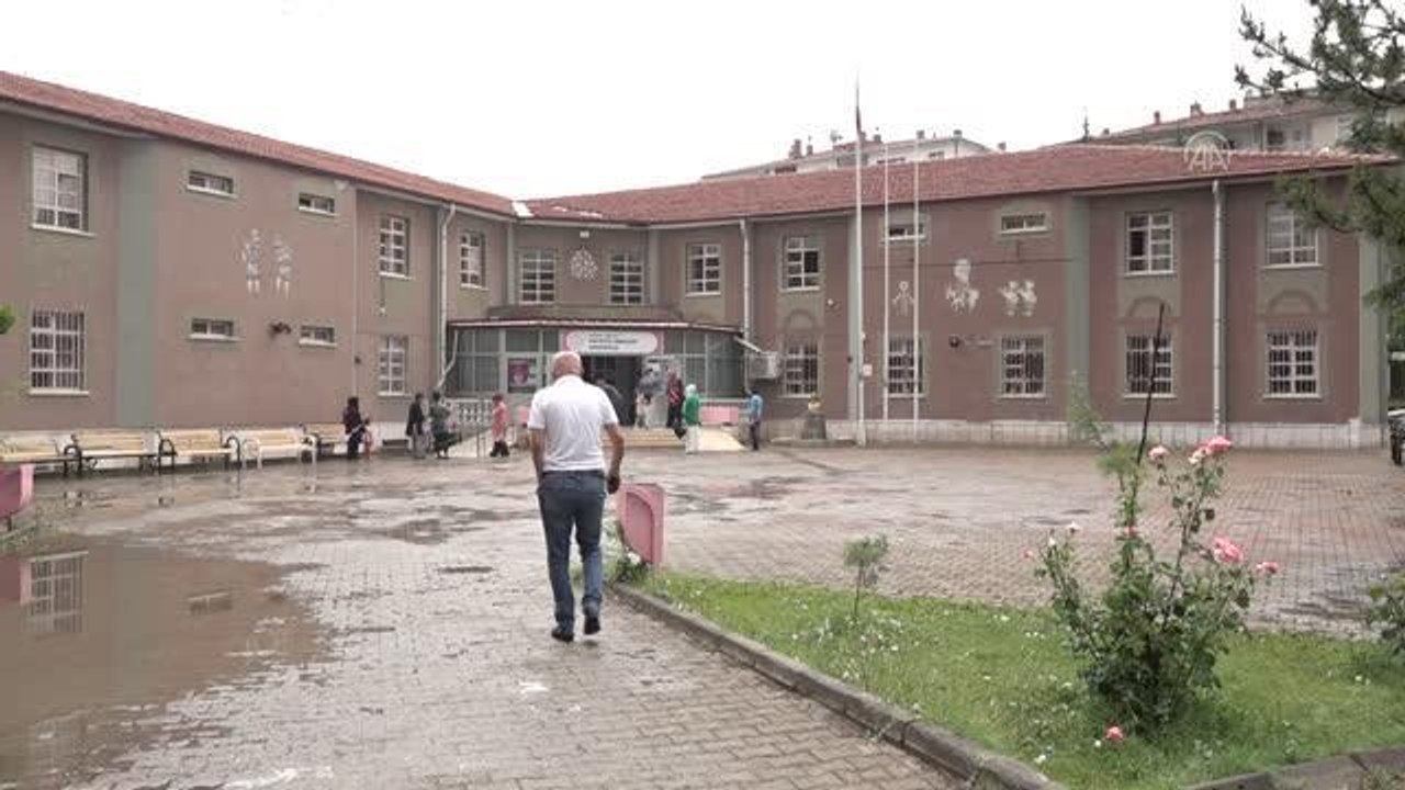 Anaokulu öğrencileri mutfak atıklarıyla işledikleri okul bahçesinde meyve sebze yetiştiriyor