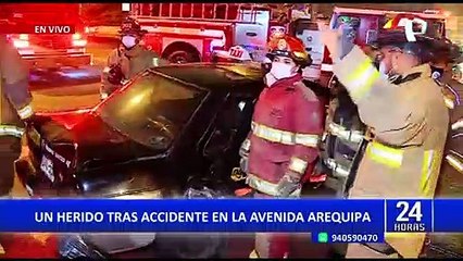 Dos heridos tras violento choque entre camioneta y taxi en la avenida Arequipa