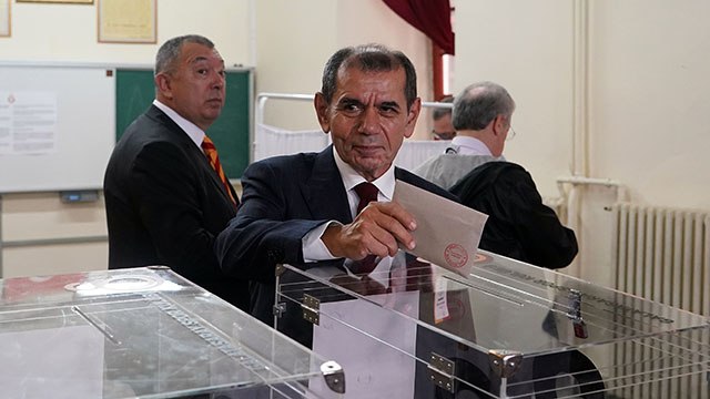 Burak Elmas ve Dursun Özbek oyunu kullandı