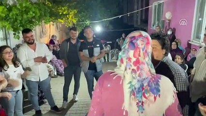 Bursa'da düğünlerdeki 'tavuk alma' geleneği sürdürülüyor