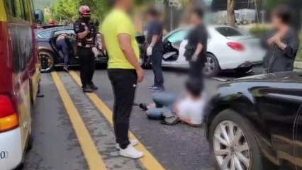 서울 북한산 인근서 중앙선 침범으로 3중 충돌...4명 부상 / YTN