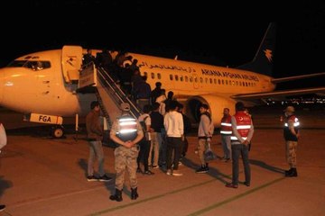 Erzurum'dan 605 Afganistan, 146 Pakistan uyruklu göçmen sınır dışı edildi