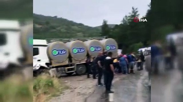 Katliam gibi kaza! Süt tankeriyle minibüs kafa kafaya çarpıştı: Çok sayıda yaralı var