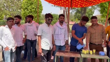 निर्जला एकादशी मनाई, विवि में छात्र नेताओं ने पिलाया शरबत