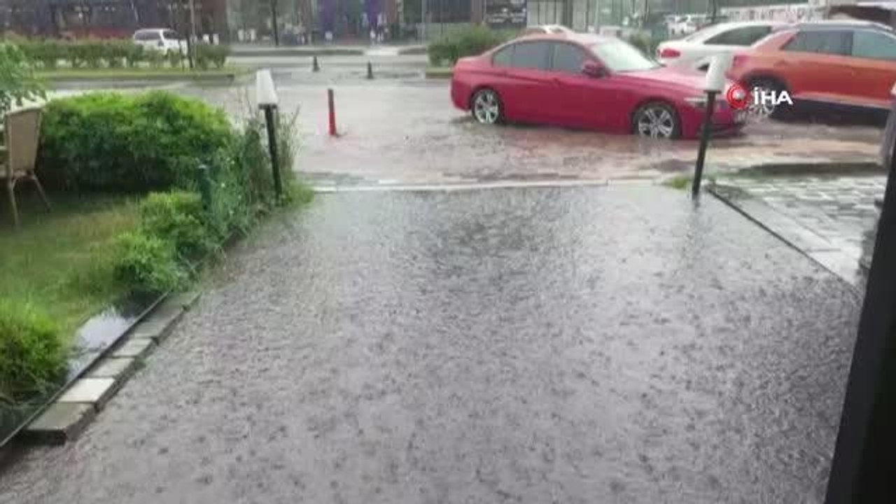 Aniden bastıran sağanak yolları göle çevirdi