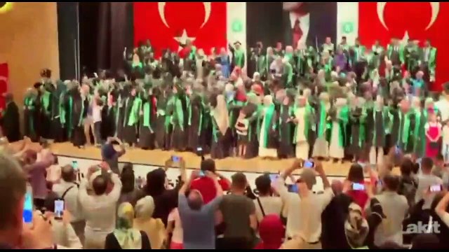 İlahiyat Fakültesi'nde Onuncu Yıl Marşlı, Atatürk bayraklı mezuniyet töreni