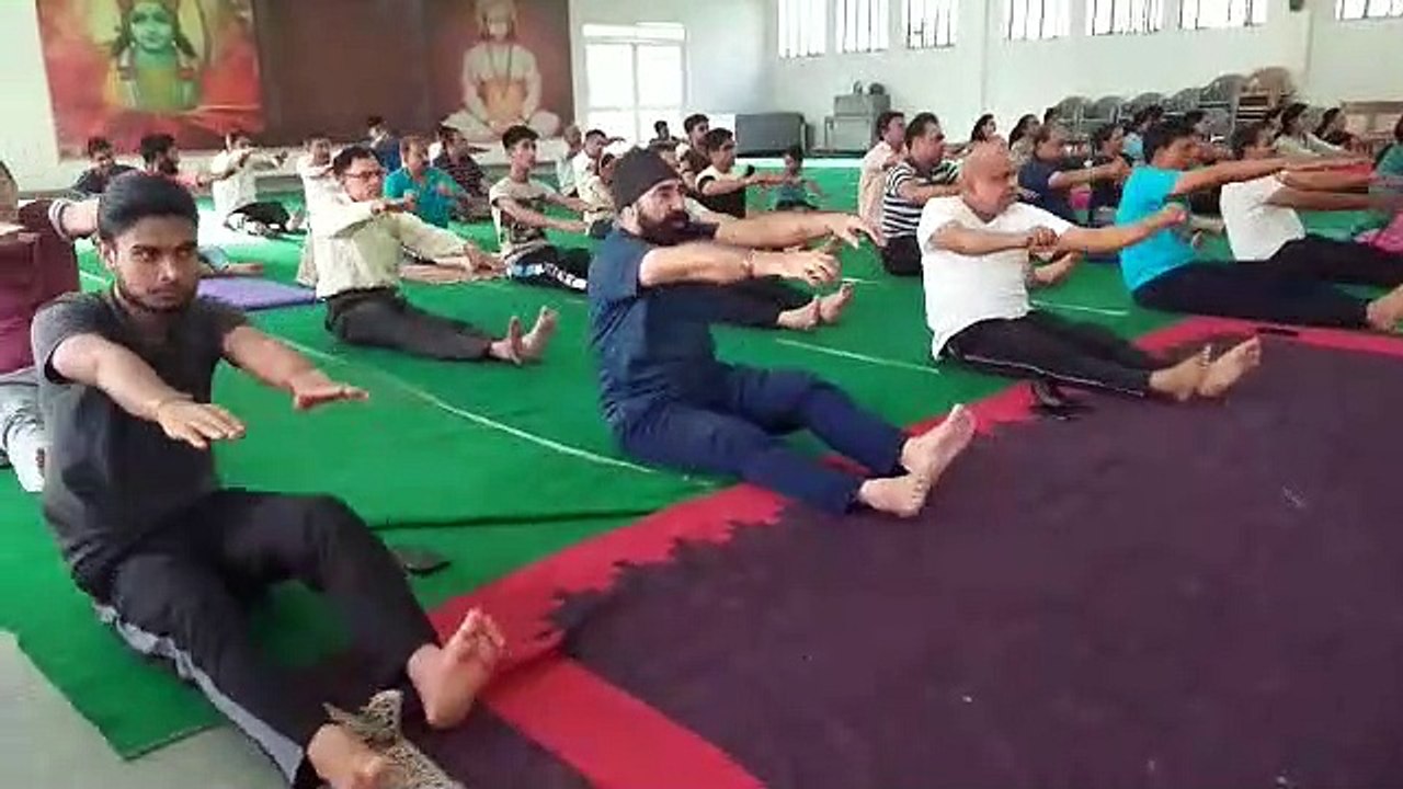 प्राणायाम ध्यान शिविर का आयोजन, सिखाया जा रहा योग