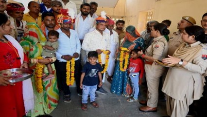 तलाक लेने पहुंचे 'भाई-बहन' को पुलिस ने दूल्हा-दुल्हन बनाकर भेजा घर