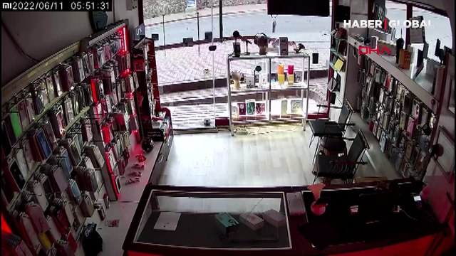 Zonguldak Ereğli'de bir kişi 'intikam' diye bağırıp 7 işyerinin camlarını taşla kırdı