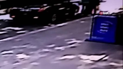 Otomobilin yayaya çarptığı ilginç kaza kamerada