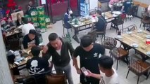 Çin'de 9 kişi restoranda oturan 3 kadını tekme tokat darbetti