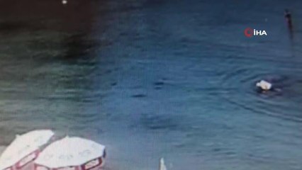 İrlandalı turist denizde kalp krizi geçirdi... Vatandaşlar turistin yardımına böyle koştu