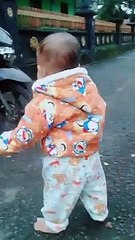 Bayi belajar jalan
