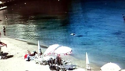 Denizde kalp krizi geçiren turisti yaşatmak için plajdaki herkes seferber oldu