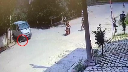 Kendisini kovalayan sürücüden kaçan çocuk, başka bir aracın altında kaldı