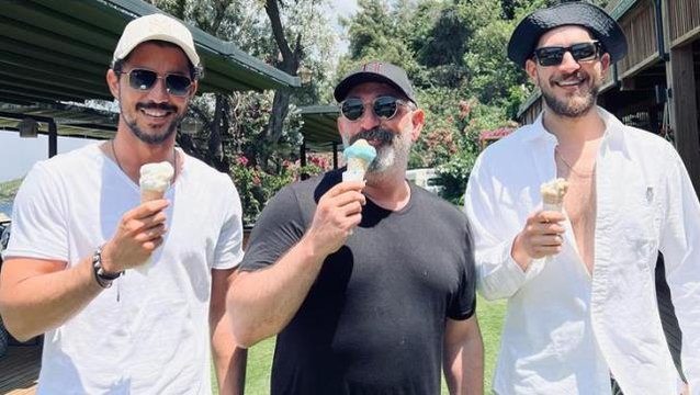 Kaan Yıldırım ve Cem Yılmaz'la tatile çıkan Uraz Kaygılaroğlu, slip mayosuyla poz verdi